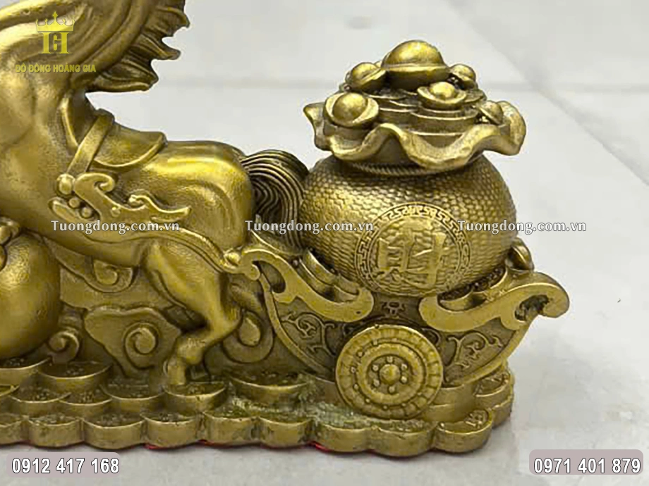 Linh vật ngựa kéo xe chở đầy vàng bạc